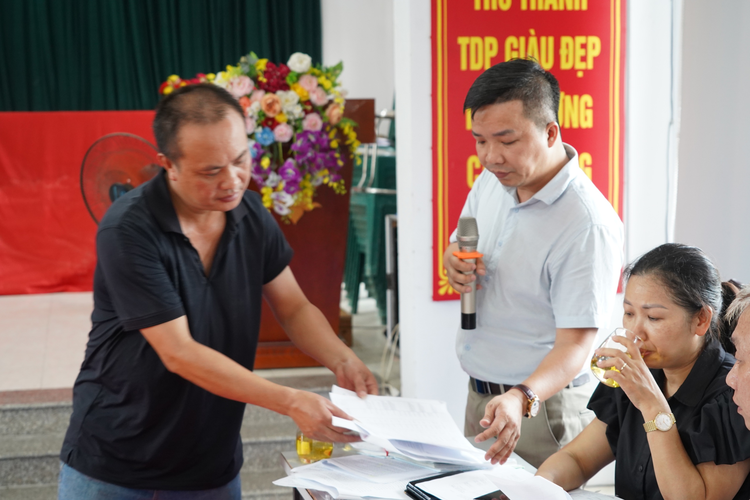 Chủ tịch UBND phường Chương Mỹ - Trịnh Duy Oai tăng cường đối thoại, vận động nhân dân bàn giao mặt bằng sớm thực hiện Dự án Cải tạo, nâng cấp Quốc lộ 6 đoạn Ba La - Xuân Mai- Ảnh 10.