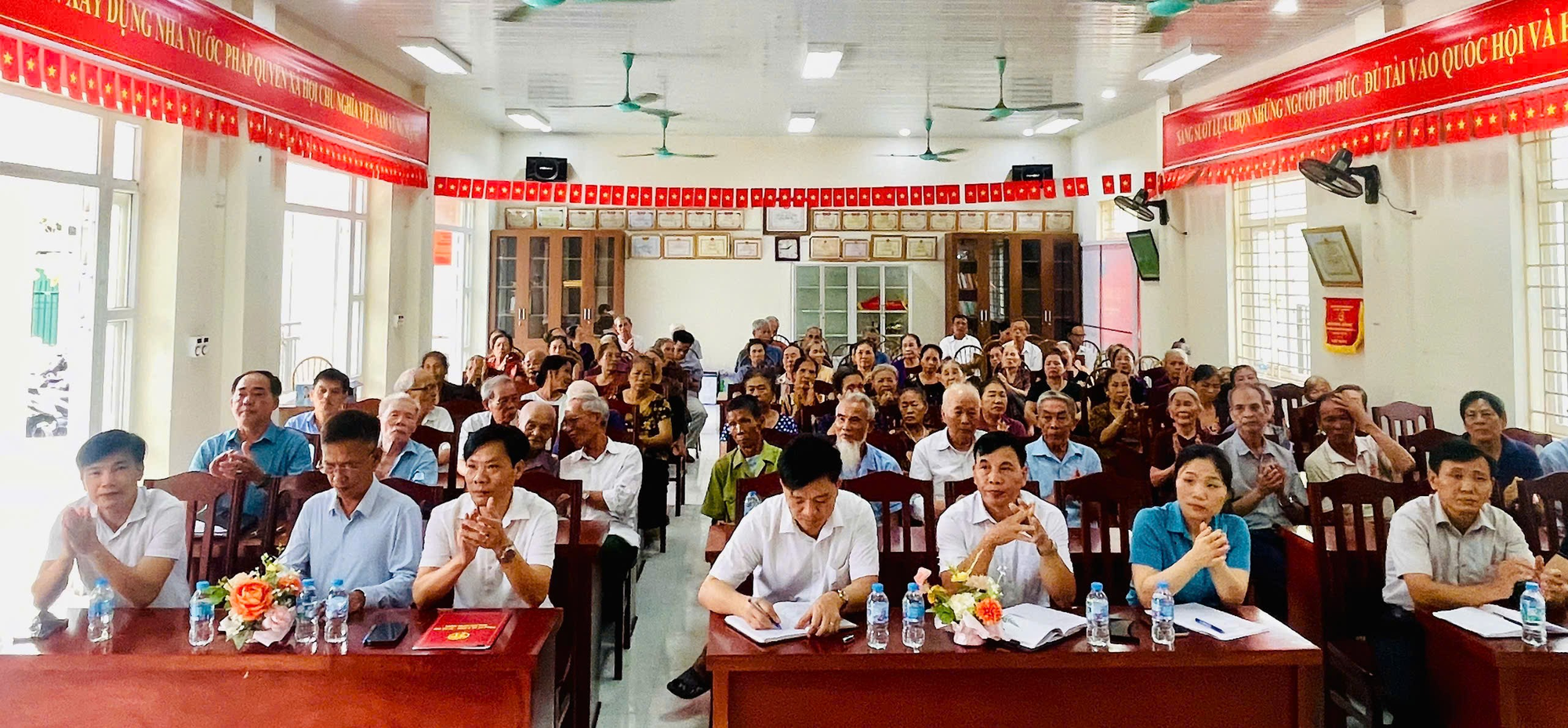Lấy ý kiến Nhân dân cụm 1, 2 Hồng Hà về phương án sắp xếp thôn, tổ dân phố tại khu vực Hồng Hà- Ảnh 1.