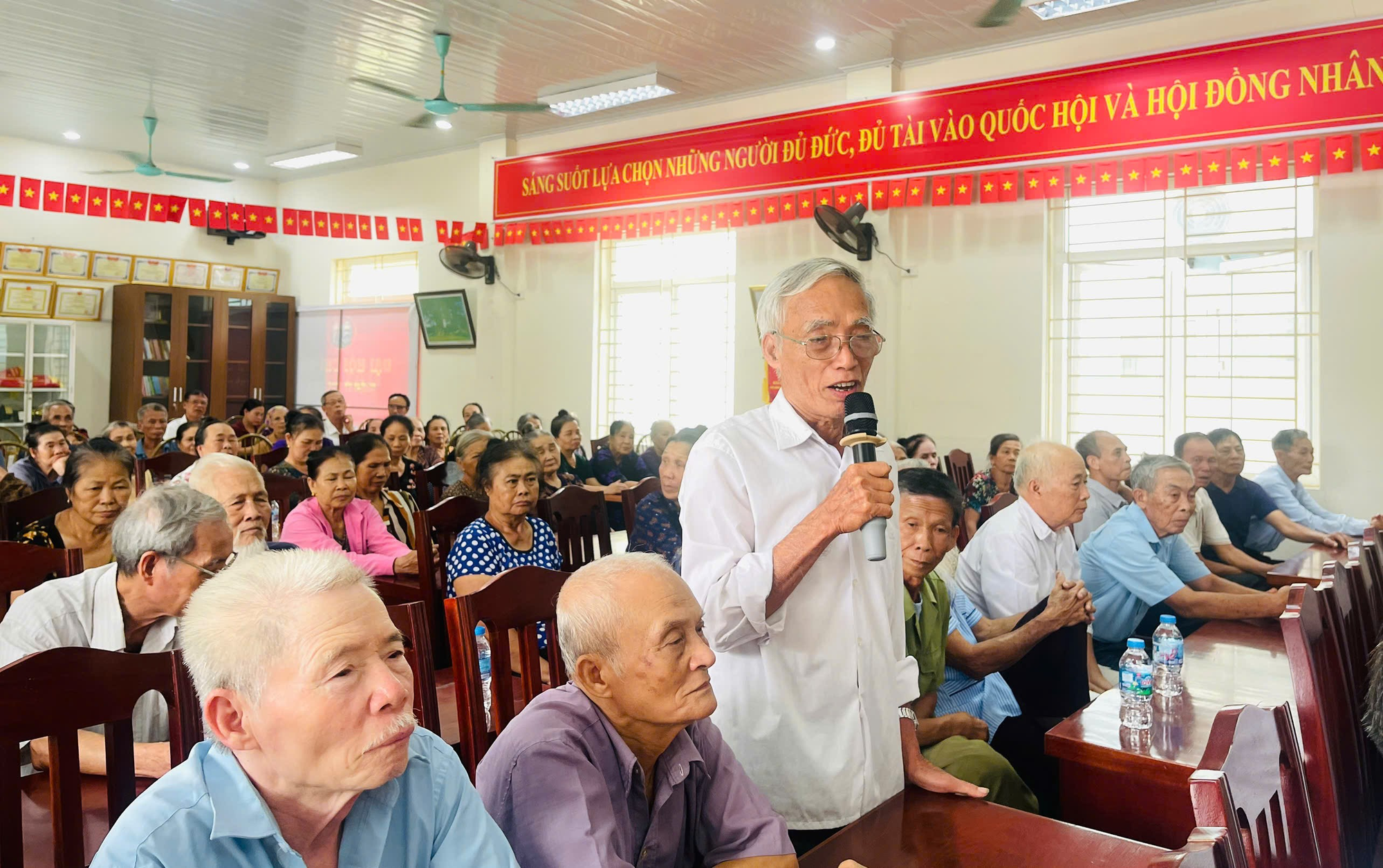 Lấy ý kiến Nhân dân cụm 1, 2 Hồng Hà về phương án sắp xếp thôn, tổ dân phố tại khu vực Hồng Hà- Ảnh 2.