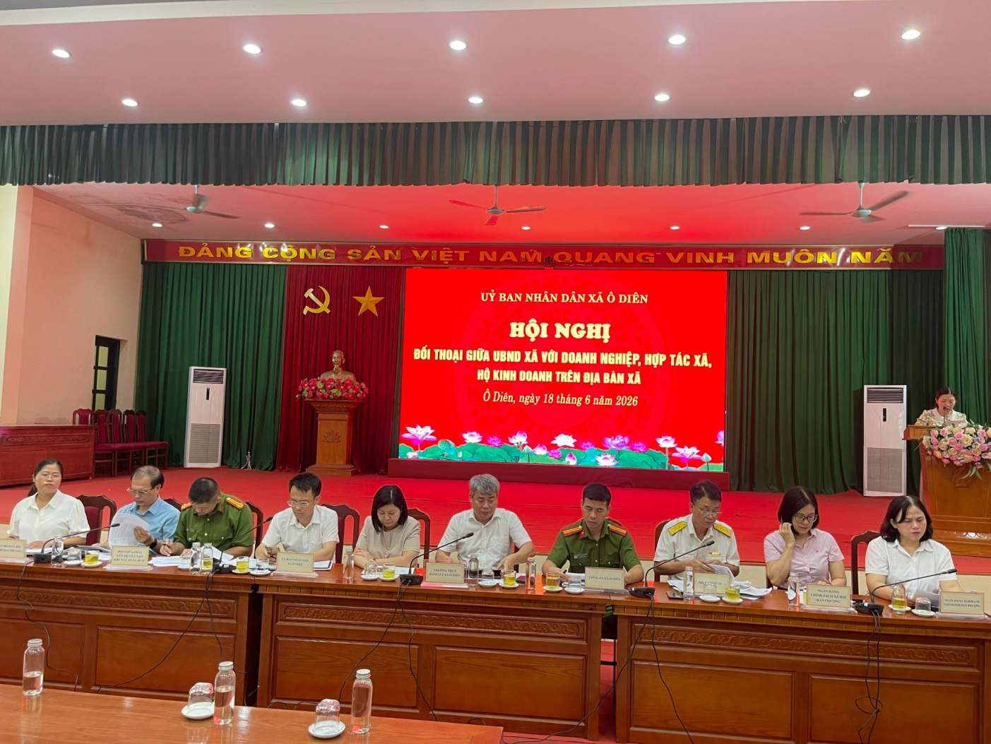 UBND xã Ô Diên tổ chức đối thoại với doanh nghiệp, hợp tác xã, hộ kinh doanh trên địa bàn xã.- Ảnh 1.