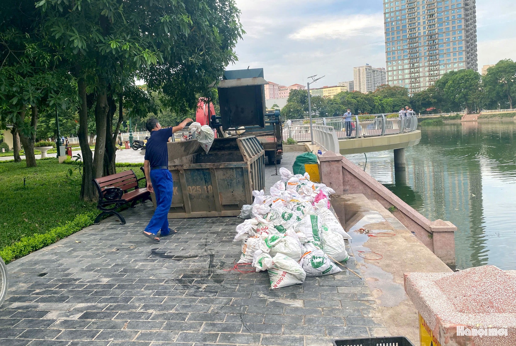 Tổng lực "giải cứu" hồ điều hòa công viên Nghĩa Đô trước tình trạng cá chết hàng loạt- Ảnh 5.