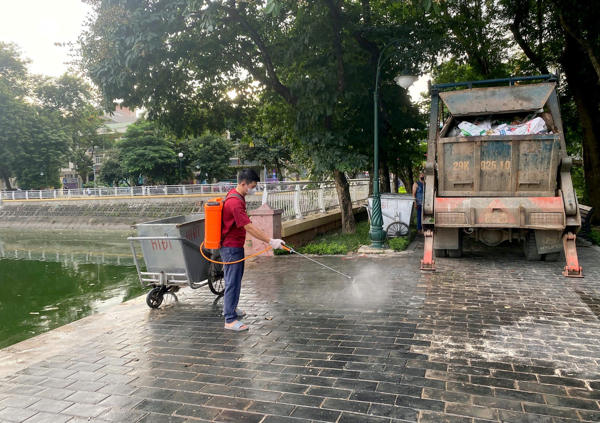 Tổng lực "giải cứu" hồ điều hòa công viên Nghĩa Đô trước tình trạng cá chết hàng loạt- Ảnh 4.