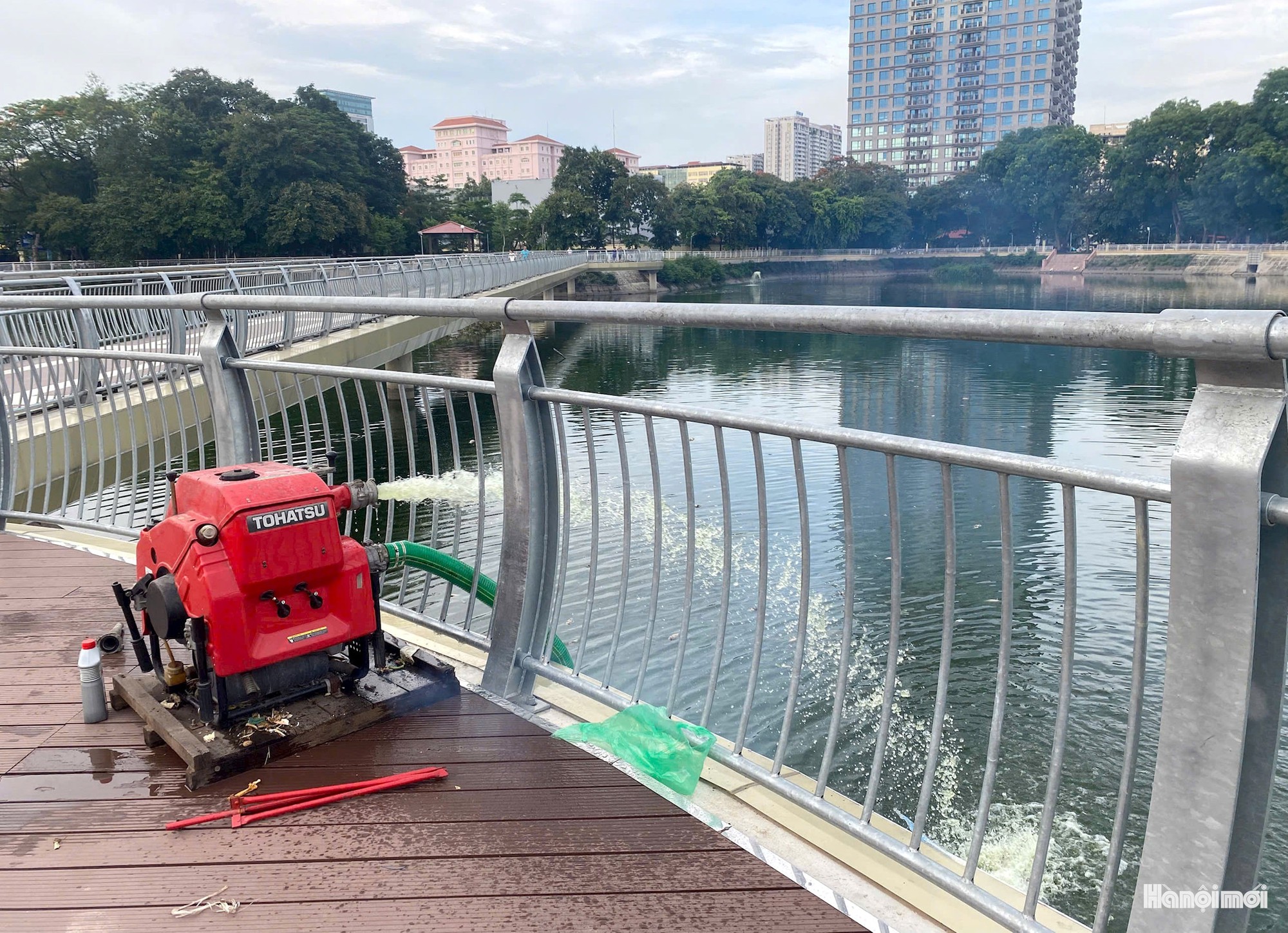 Tổng lực "giải cứu" hồ điều hòa công viên Nghĩa Đô trước tình trạng cá chết hàng loạt- Ảnh 2.