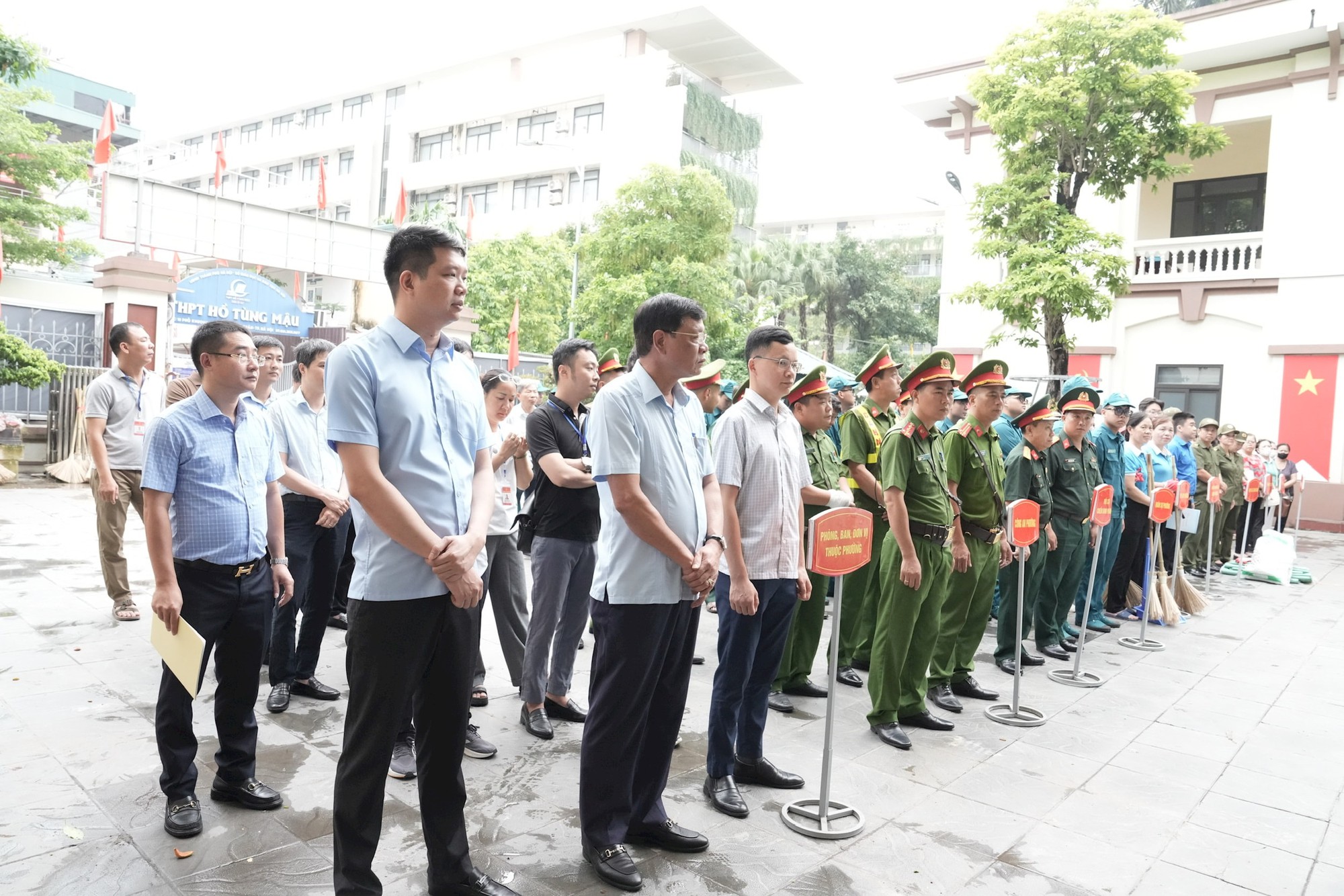 Phường Khương Đình ra quân tổng vệ sinh môi trường đường Vành đai 2,5- Ảnh 1.