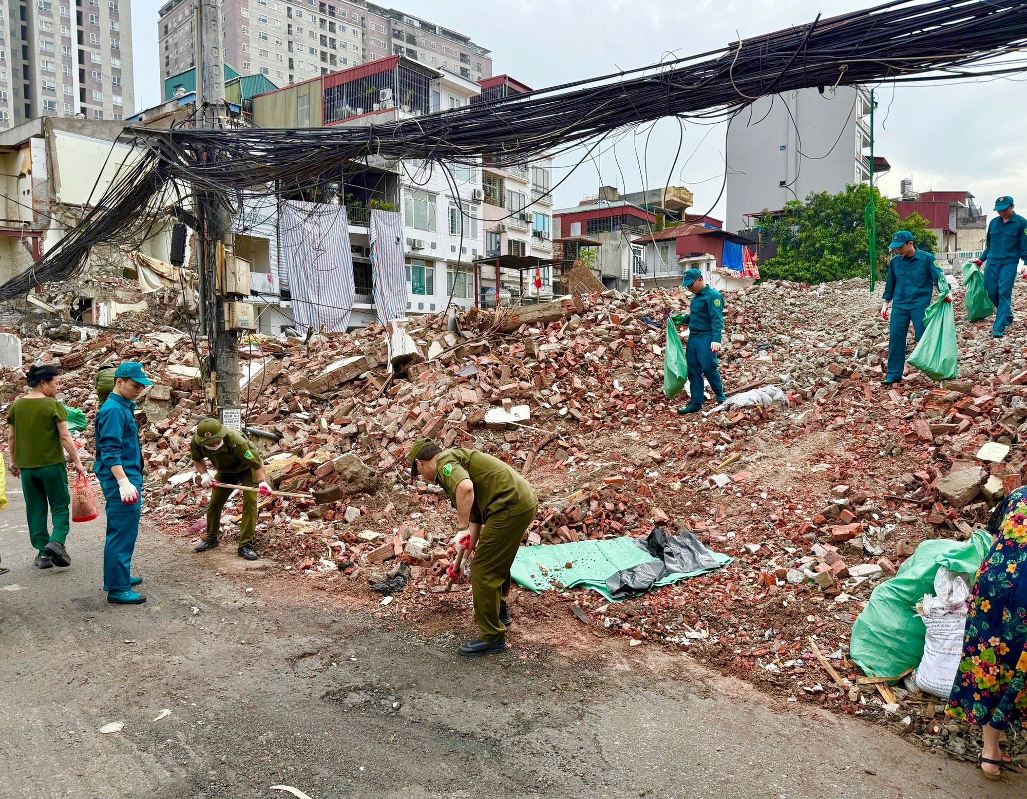 Phường Khương Đình ra quân tổng vệ sinh môi trường đường Vành đai 2,5- Ảnh 5.