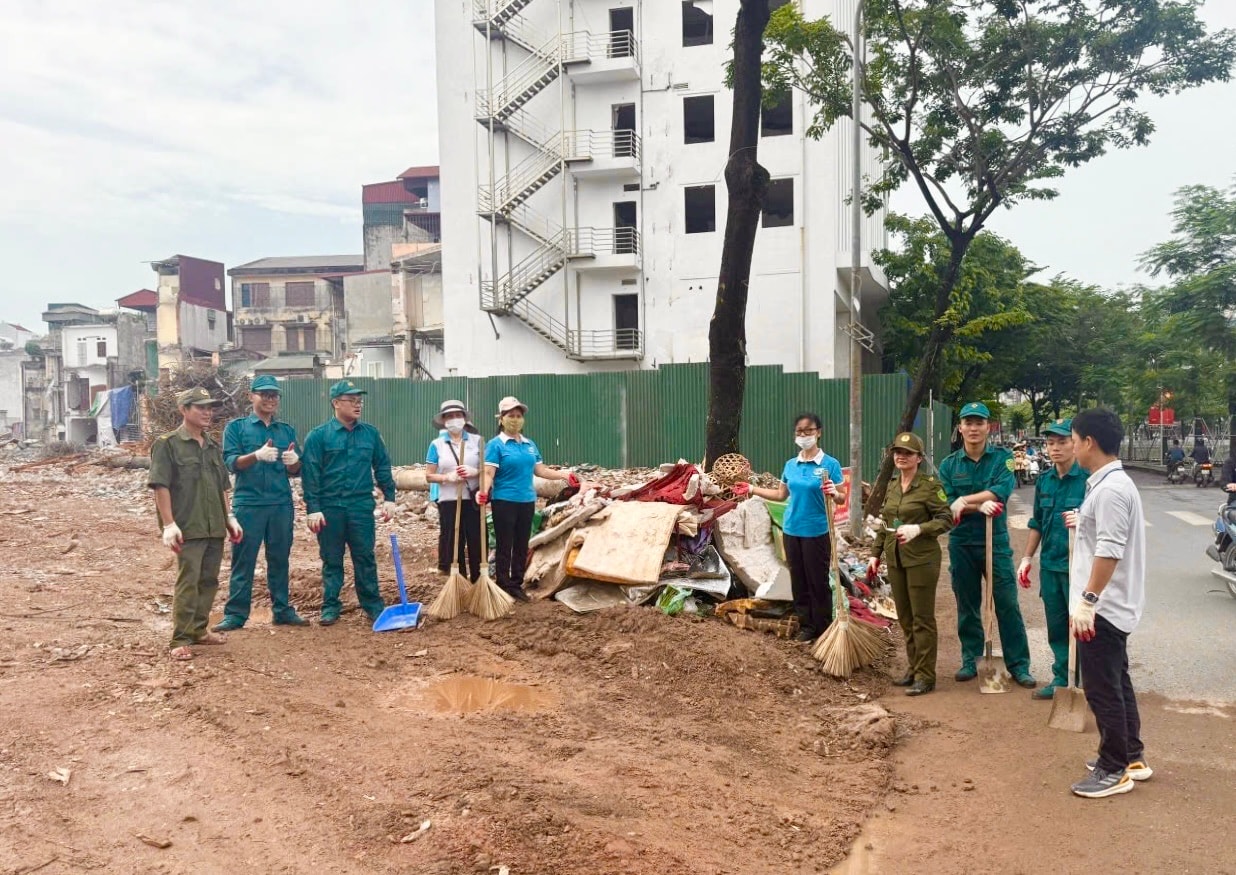 Phường Khương Đình ra quân tổng vệ sinh môi trường đường Vành đai 2,5- Ảnh 4.