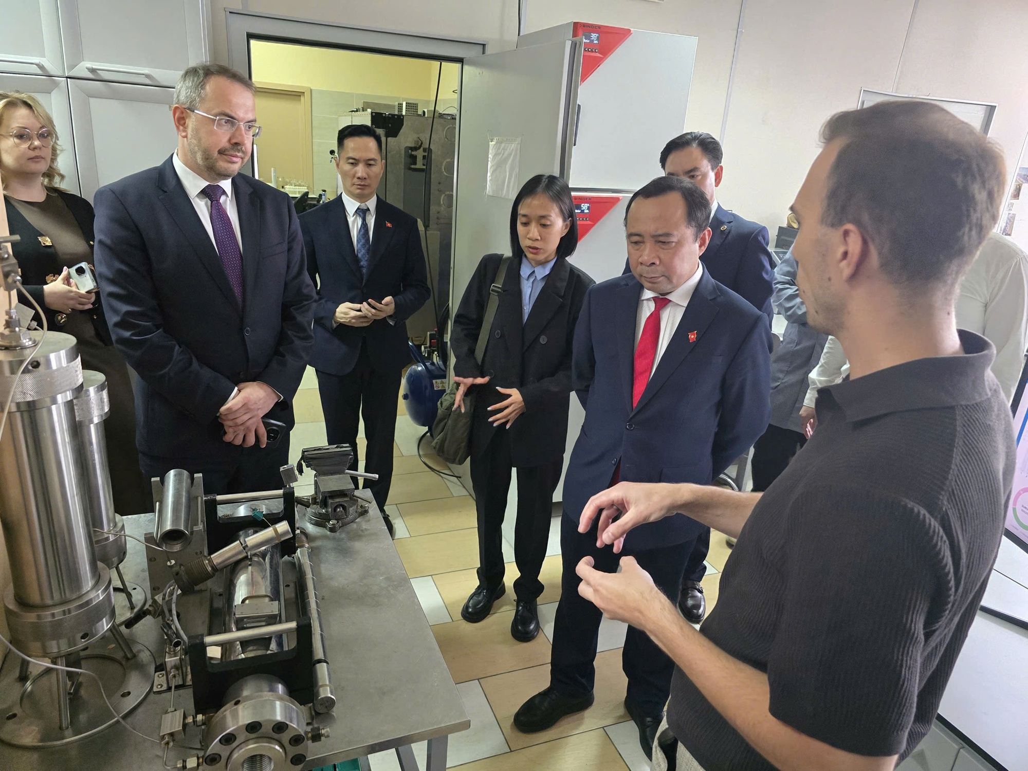 Việt Nam thúc đẩy hợp tác với Nga về AI, công nghệ lượng tử và vệ tinh tầm thấp- Ảnh 4.