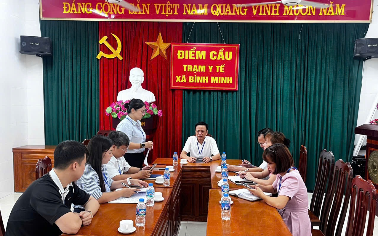 Đoàn kiểm tra làm việc cùng Trạm Y tế xã Bình Minh