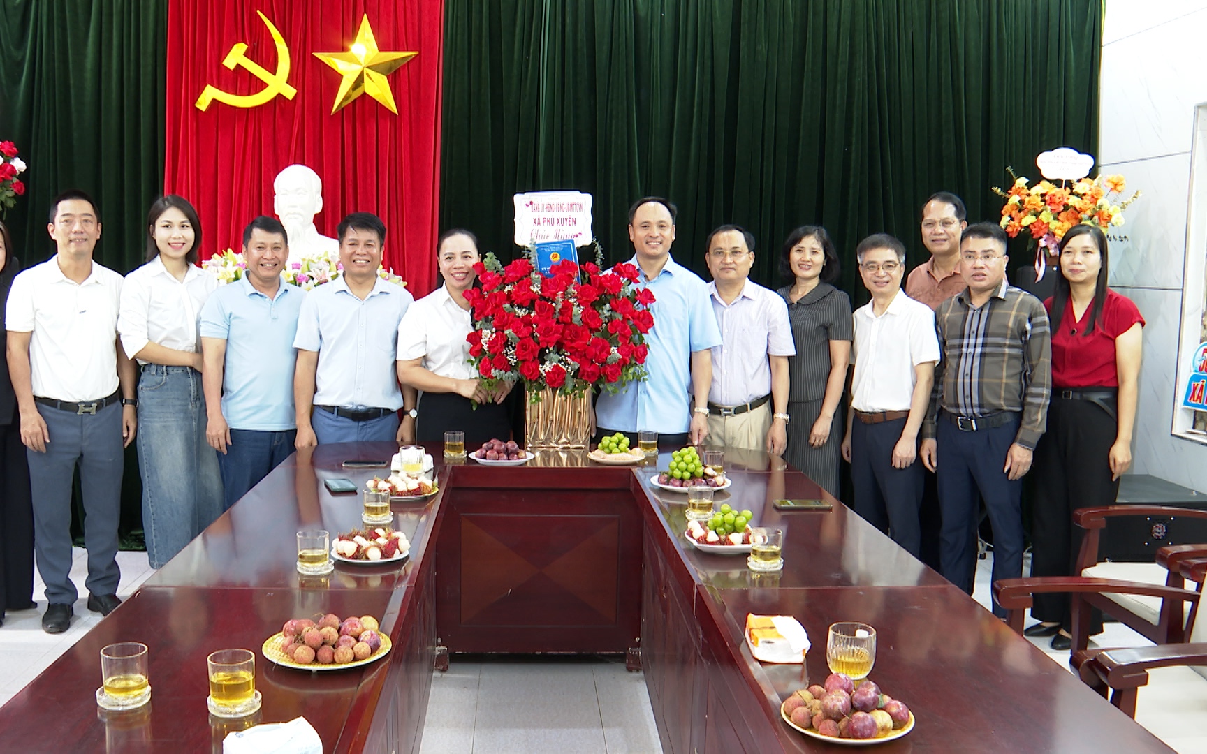 Lãnh đạo xã Phú Xuyên chúc mừng Trung tâm Dịch vụ tổng hợp nhân kỷ niệm 101 năm Ngày Báo chí Cách mạng Việt Nam