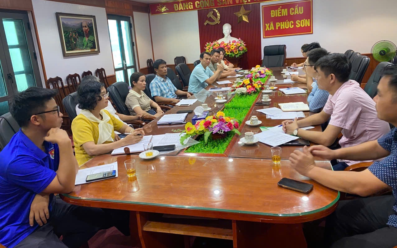 LÃNH ĐẠO NHCSXH PHÒNG GIAO DỊCH MỸ ĐỨC LÀM VIỆC VỚI CÁC TỔ CHỨC CHÍNH TRỊ - XÃ HỘI VỀ ĐỊNH HƯỚNG SẮP XẾP, KIỆN TOÀN TỔ TIẾT KIỆM VÀ VAY VỐN SAU SẮP XẾP TỔ CHỨC LẠI THÔN.
