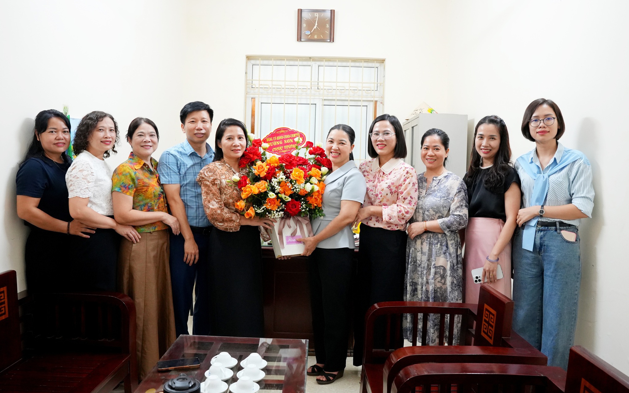 LÃNH ĐẠO PHƯỜNG SƠN TÂY CHÚC MỪNG TRUNG TÂM DỊCH VỤ TỔNG HỢP NHÂN KỶ NIỆM 101 NĂM NGÀY BÁO CHÍ CÁCH MẠNG VIỆT NAM