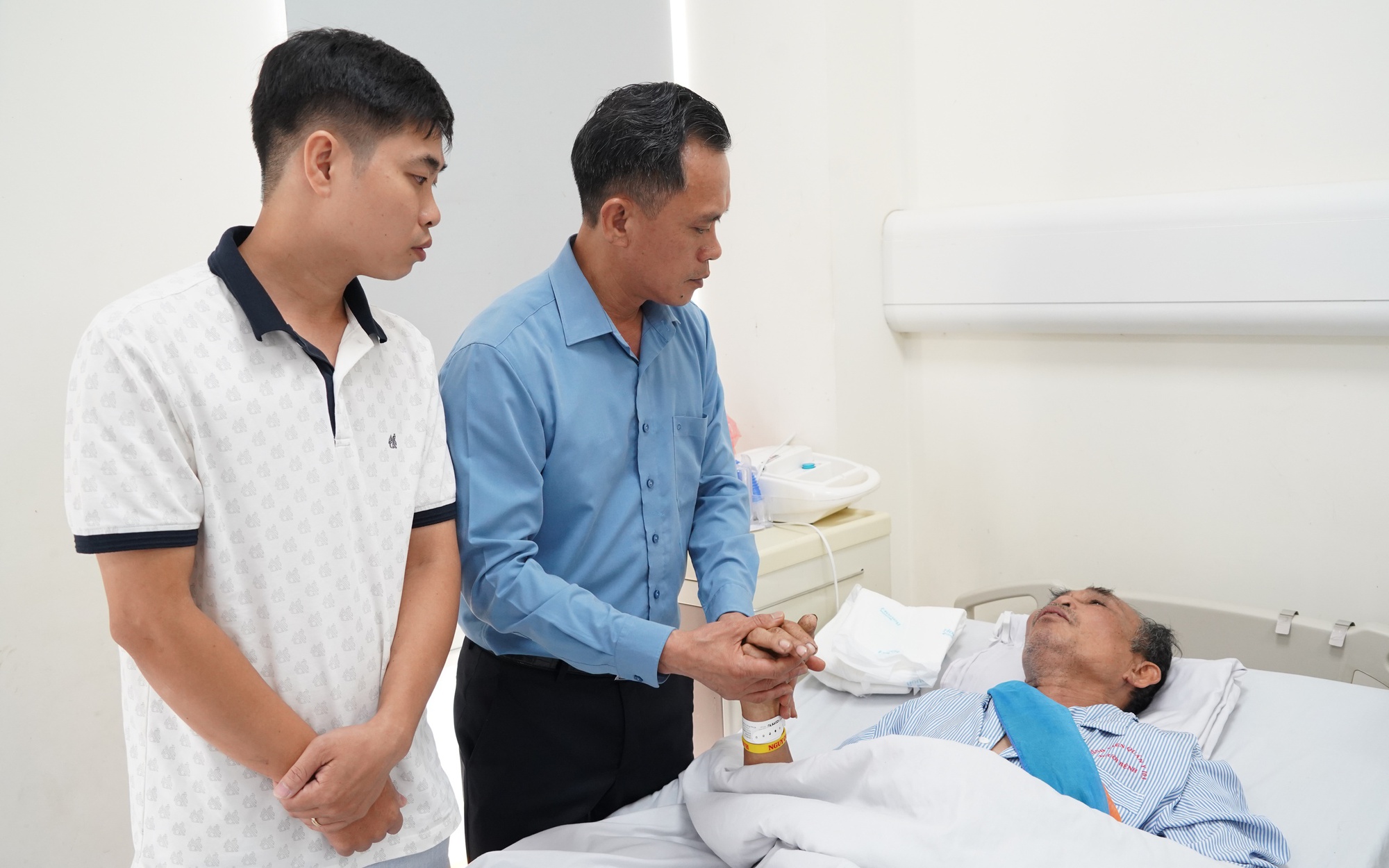 Đồng chí Bí thư Đảng ủy phường Chương Mỹ - Phí Minh Hải thăm hỏi, động viên người dân gặp tai nạn trong quá trình tháo dỡ công trình bàn giao mặt bằng Dự án Quốc lộ 6