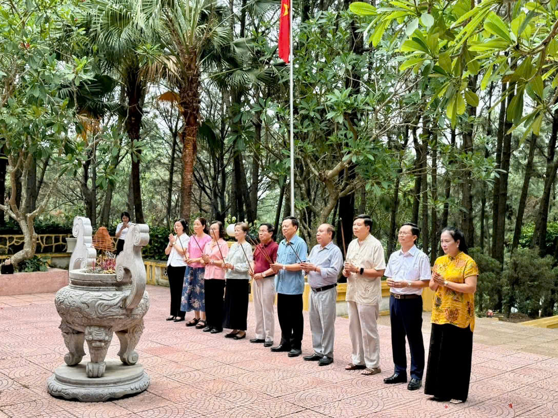 Đoàn cán bộ hưu trí Trung ương và thành phố Hà Nội thăm, dâng hương tại Đồi 79 mùa xuân xã Tiến Thắng- Ảnh 1.