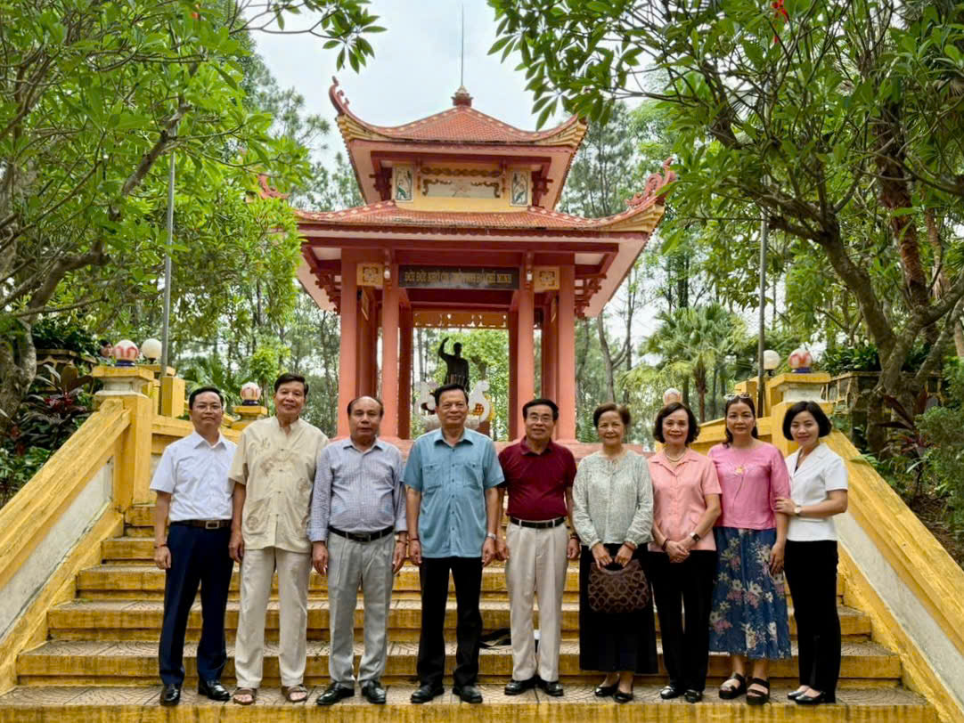 Đoàn cán bộ hưu trí Trung ương và thành phố Hà Nội thăm, dâng hương tại Đồi 79 mùa xuân xã Tiến Thắng- Ảnh 2.