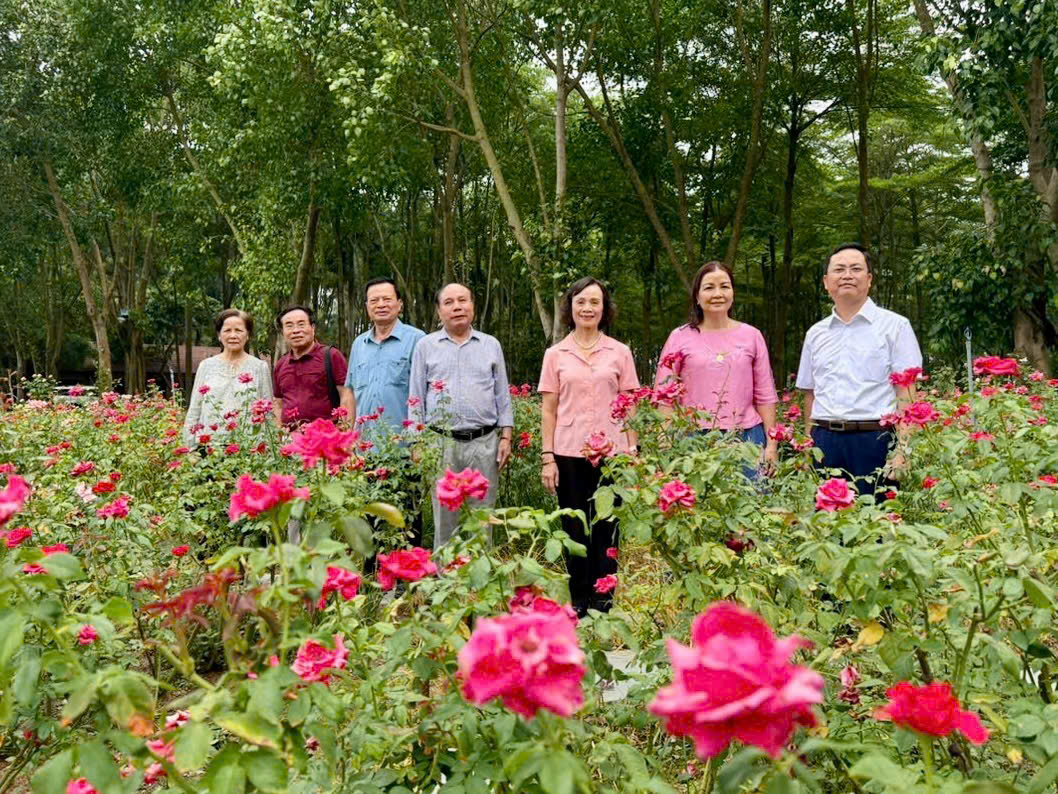 Đoàn cán bộ hưu trí Trung ương và thành phố Hà Nội thăm, dâng hương tại Đồi 79 mùa xuân xã Tiến Thắng- Ảnh 3.
