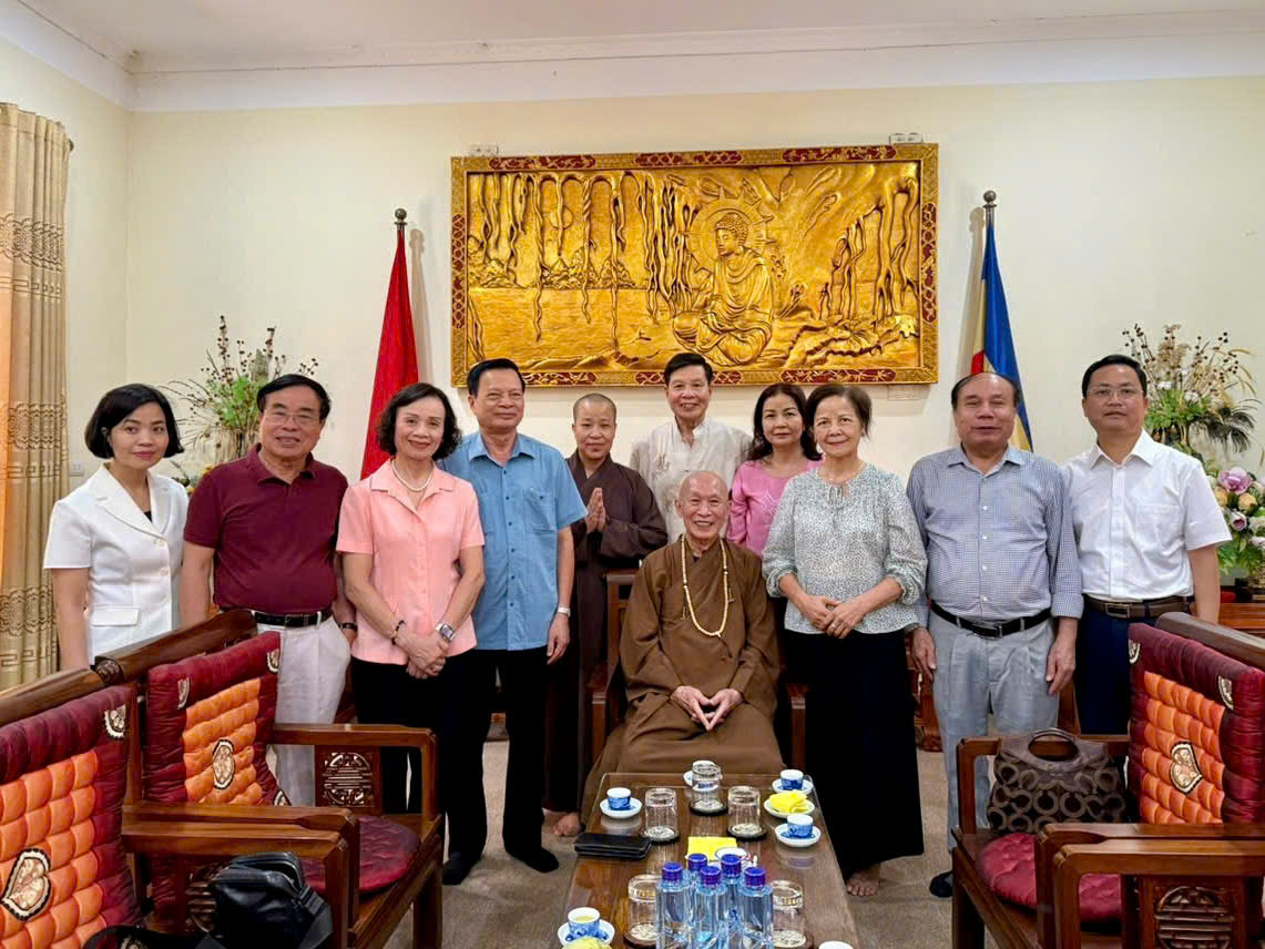 Đoàn cán bộ hưu trí Trung ương và thành phố Hà Nội thăm, dâng hương tại Đồi 79 mùa xuân xã Tiến Thắng- Ảnh 4.