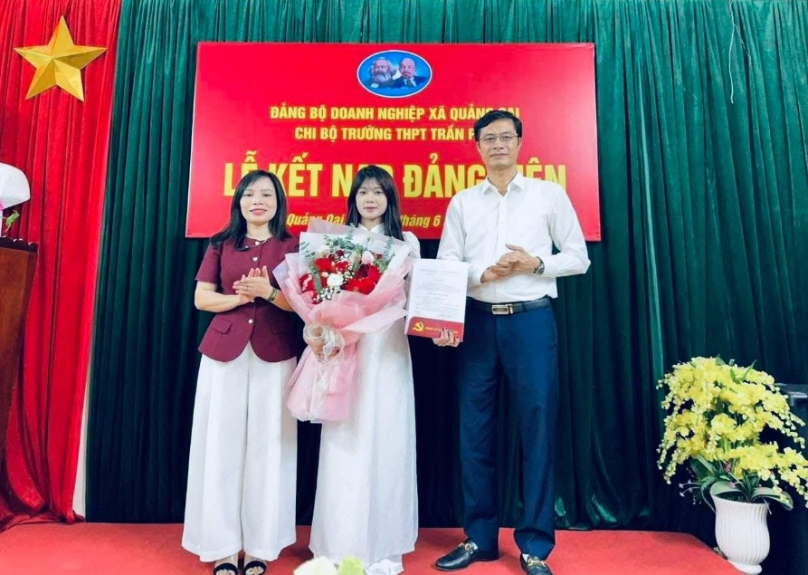 Trường THPT Trần Phú kết nạp đảng viên là học sinh ưu tú- Ảnh 1.