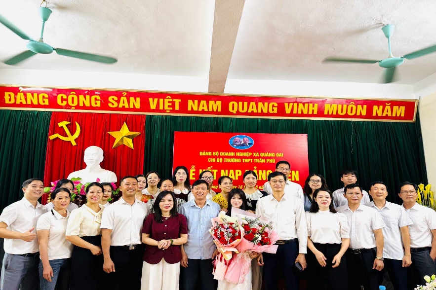 Trường THPT Trần Phú kết nạp đảng viên là học sinh ưu tú- Ảnh 2.