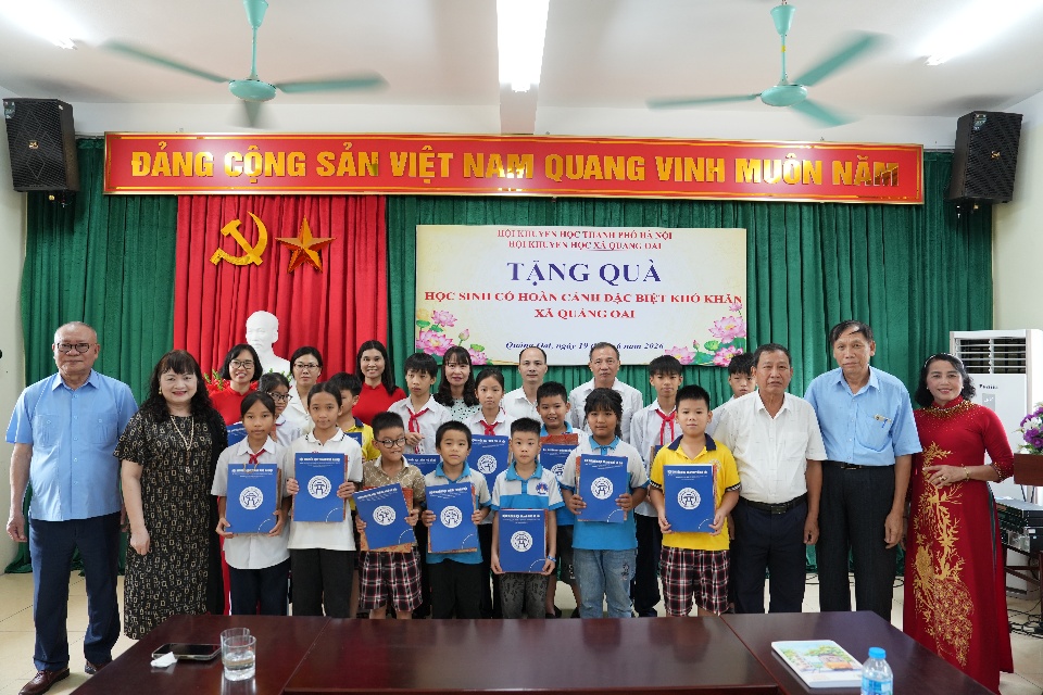 Hội Khuyến học thành phố trao quà cho học sinh có hoàn cảnh khó khăn vươn lên trong học tập- Ảnh 1.