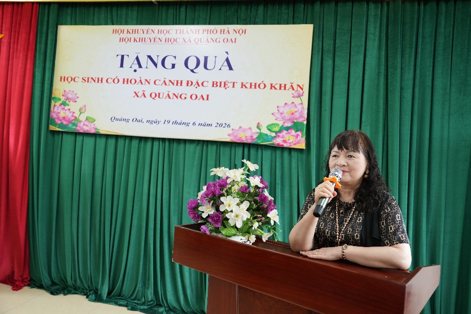 Hội Khuyến học thành phố trao quà cho học sinh có hoàn cảnh khó khăn vươn lên trong học tập- Ảnh 2.