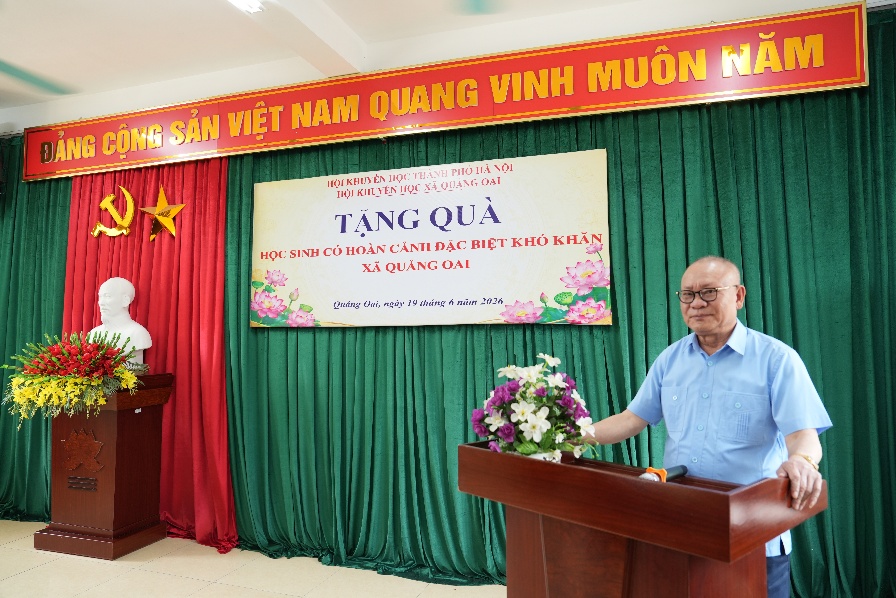 Hội Khuyến học thành phố trao quà cho học sinh có hoàn cảnh khó khăn vươn lên trong học tập- Ảnh 3.