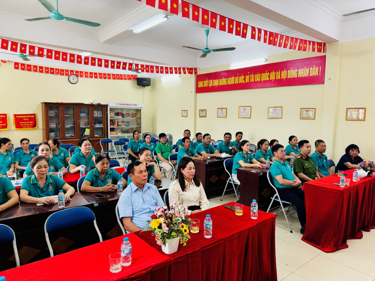 HỘI NÔNG DÂN XÃ GIA LÂM GẮN BIỂN CÔNG TRÌNH “CÁNH ĐỒNG SẠCH” VÀ RA MẮT TỔ NÔNG DÂN TỰ QUẢN VỀ AN NINH TRẬT TỰ- Ảnh 1.