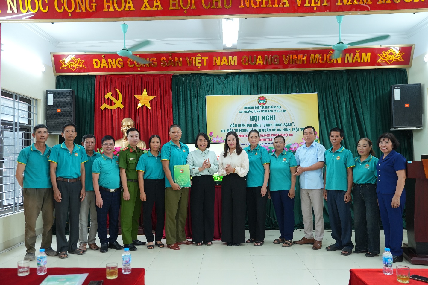 HỘI NÔNG DÂN XÃ GIA LÂM GẮN BIỂN CÔNG TRÌNH “CÁNH ĐỒNG SẠCH” VÀ RA MẮT TỔ NÔNG DÂN TỰ QUẢN VỀ AN NINH TRẬT TỰ- Ảnh 2.