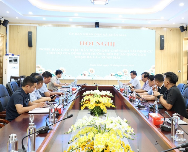 Xuân Mai tổ chức hội nghị nghe báo cáo việc xây dựng quy chế giao tái định cư cho hộ gia đình ảnh hưởng bới dự án cải tạo, nâng cấp Quốc lộ 6 đoạn Ba La - Xuân Mai- Ảnh 1.