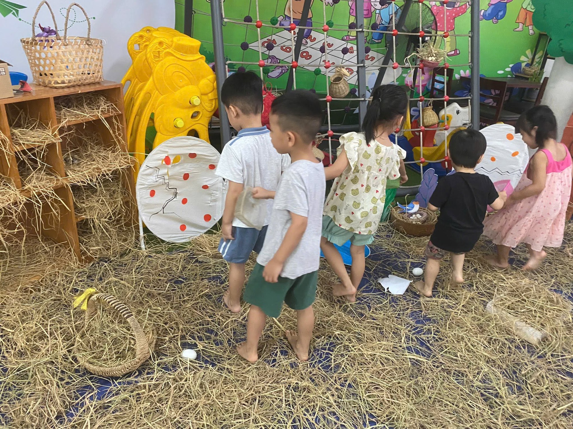 Có thể là hình ảnh về trẻ em, đồ chơi trẻ em và văn bản cho biết 'An'