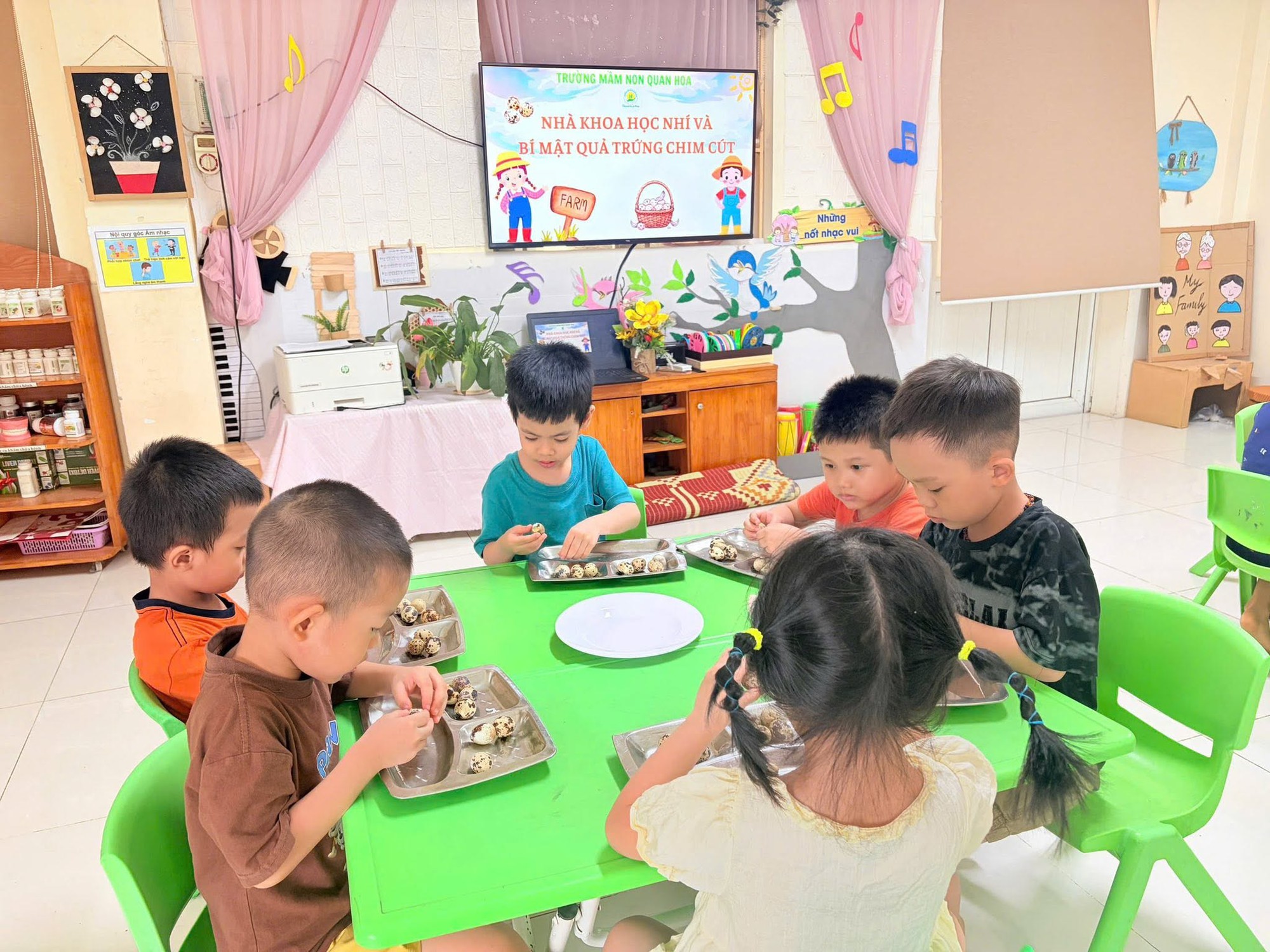 Có thể là hình ảnh về trẻ em, học tập, đồ chơi trẻ em và văn bản