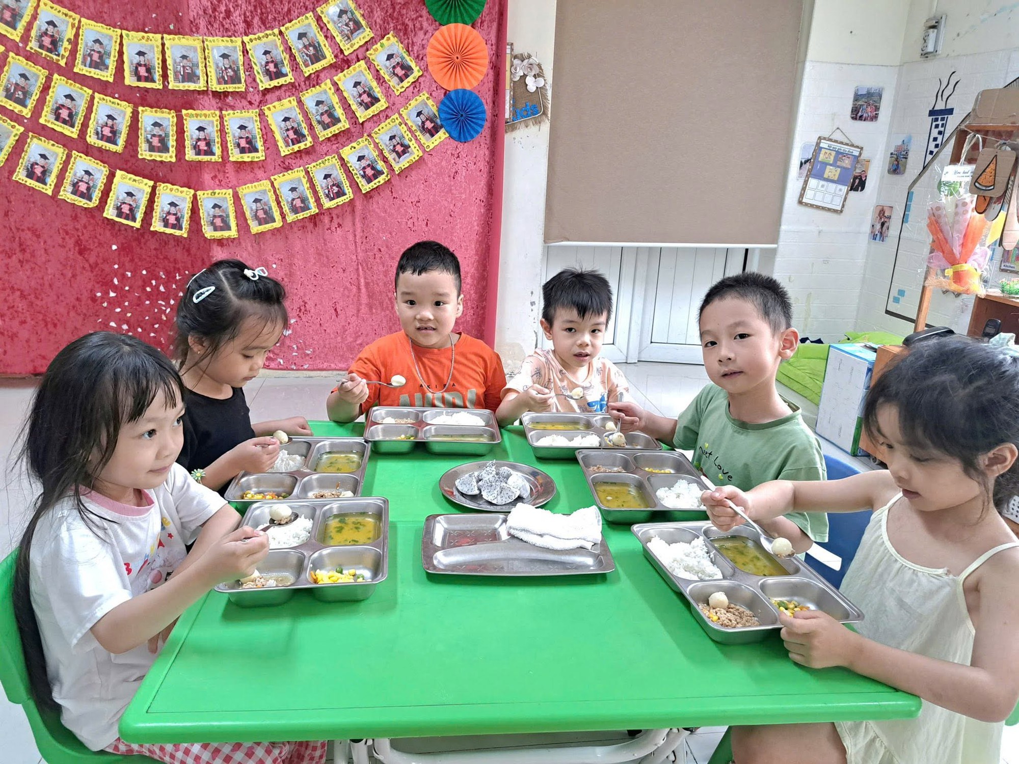 Có thể là hình ảnh về trẻ em và văn bản