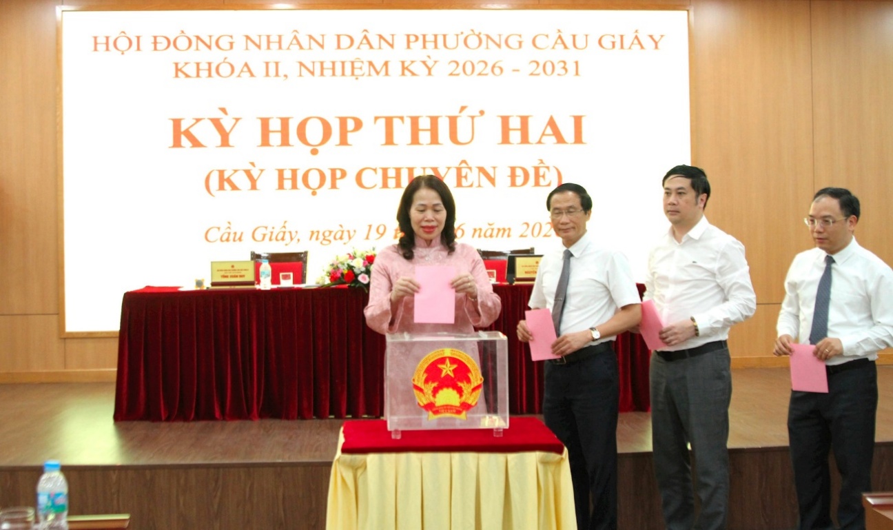 Kỳ họp chuyên đề HĐND phường Cầu Giấy thông qua nhiều quyết sách quan trọng, kiện toàn tổ chức bộ máy- Ảnh 2.