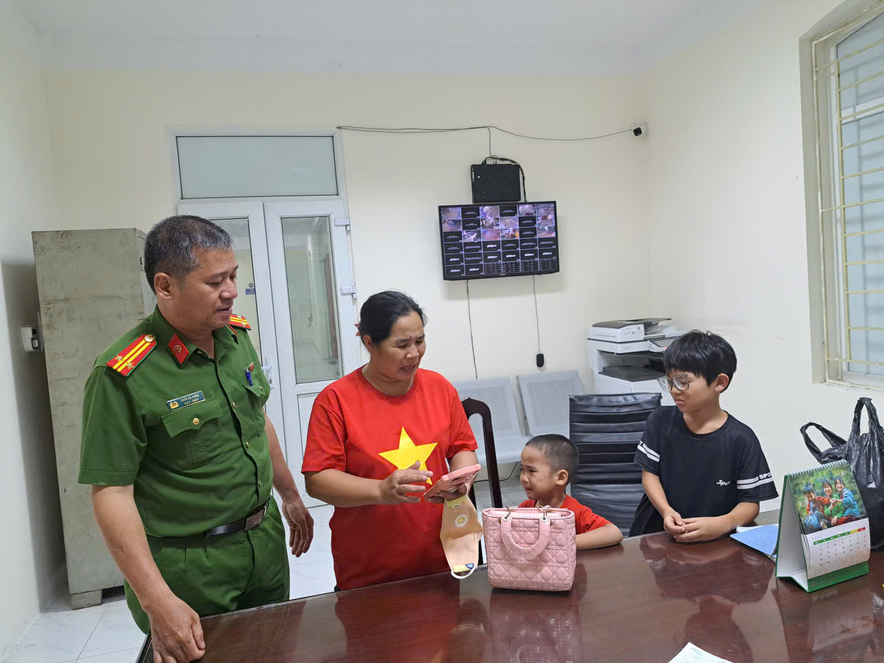 Phường Nghĩa Đô kịp thời hỗ trợ tìm người thân cho bé đi lạc- Ảnh 1.