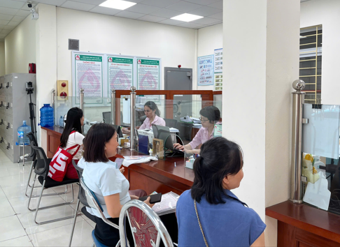 Phòng giao dịch NHCSXH Đông Anh giải ngân những khoản vay đầu tiên chương trình Nhà ở xã hội – Đồng hành cùng người dân hiện thực hóa giấc mơ an cư- Ảnh 1.
