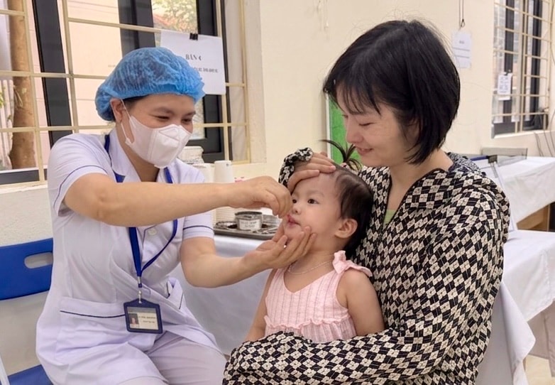Phường Ô Chợ Dừa triển khai chiến dịch bổ sung Vitamin A cho trẻ em- Ảnh 2.