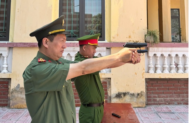 Công an xã Quảng Bị tổ chức Lễ chào cờ Tổ quốc tháng 6 năm 2026 và tập huấn điều lệnh, quân sự, võ thuật CAND- Ảnh 3.