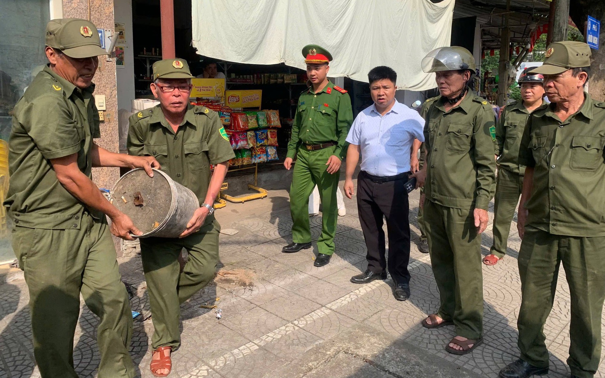 Phường Tùng Thiện ra quân xử lý chậu cây, vật dụng lấn chiếm vỉa hè, lòng đường – kiên quyết lập lại trật tự đô thị