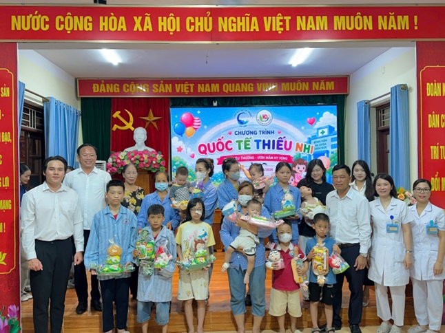 Gần 80 bệnh nhi đang điều trị nội trú tại Bệnh viện đa khoa Hoài Đức đã được nhận quà nhân dịp Tết thiếu nhi 1/6- Ảnh 3.
