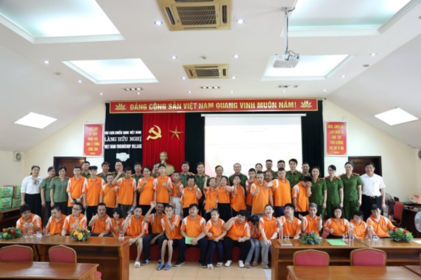 Dấu ấn nhân văn của Công an xã Hoài Đức tại Làng Hữu nghị Việt Nam- Ảnh 4.