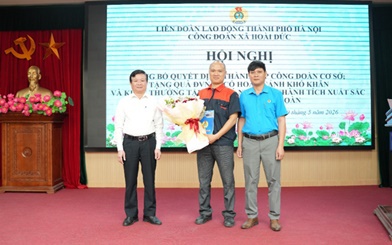 Công đoàn xã Hoài Đức công bố Quyết định thành lập công đoàn cơ sở và trao quà cho đoàn viên khó khăn