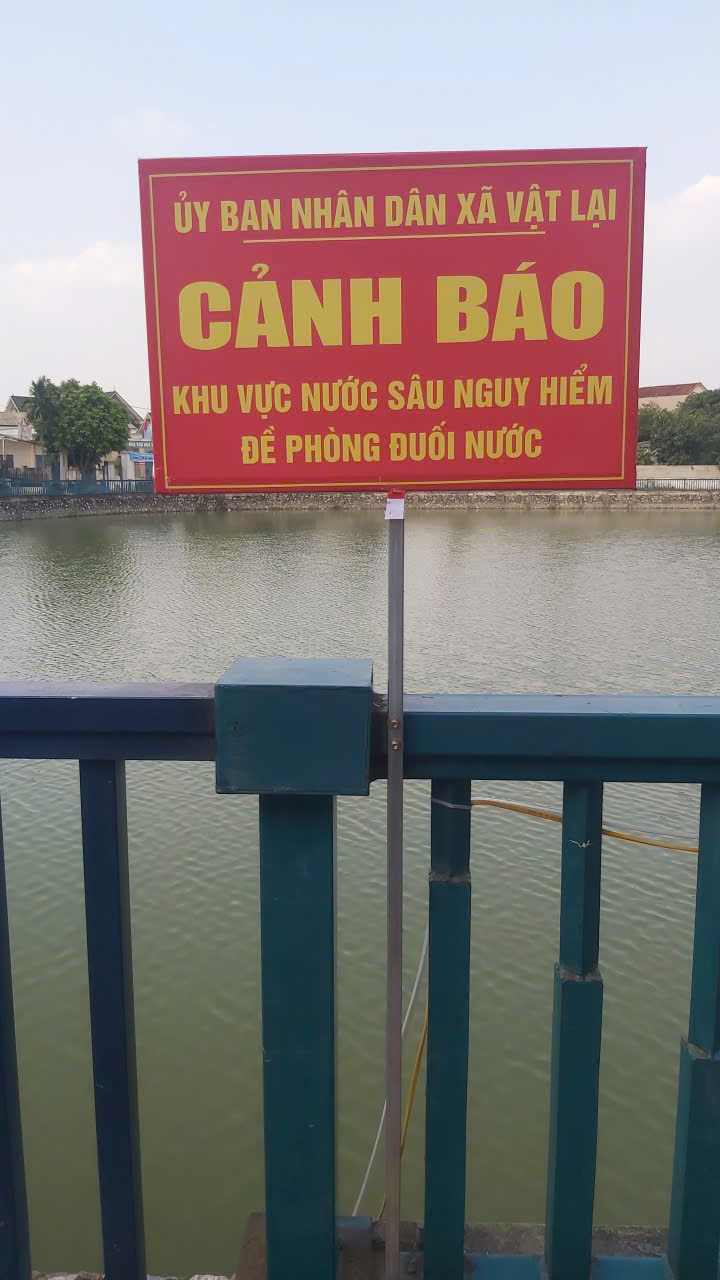 UBND XÃ VẬT LẠI TRIỂN KHAI LẮP ĐẶT BIỂN CẢNH BÁO PHÒNG, CHỐNG ĐUỐI NƯỚC TẠI CÁC AO, HỒ TRÊN ĐỊA BÀN XÃ- Ảnh 1.