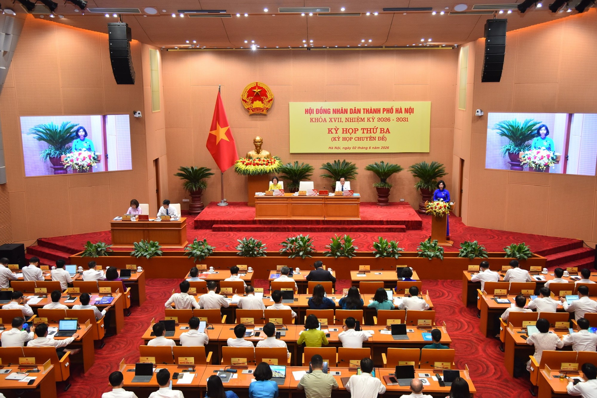 Khai mạc kỳ họp thứ ba, HĐND thành phố Hà Nội khóa XVII: Kịp thời triển khai thi hành Luật Thủ đô năm 2026- Ảnh 2.