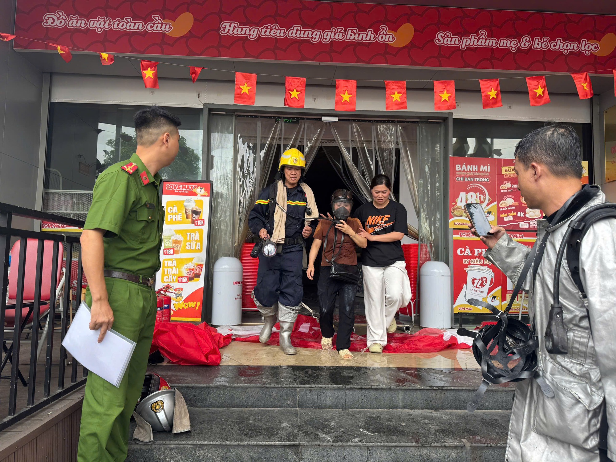 Cháy siêu thị trên đường Lạc Long Quân, nhiều người được giải cứu- Ảnh 2.