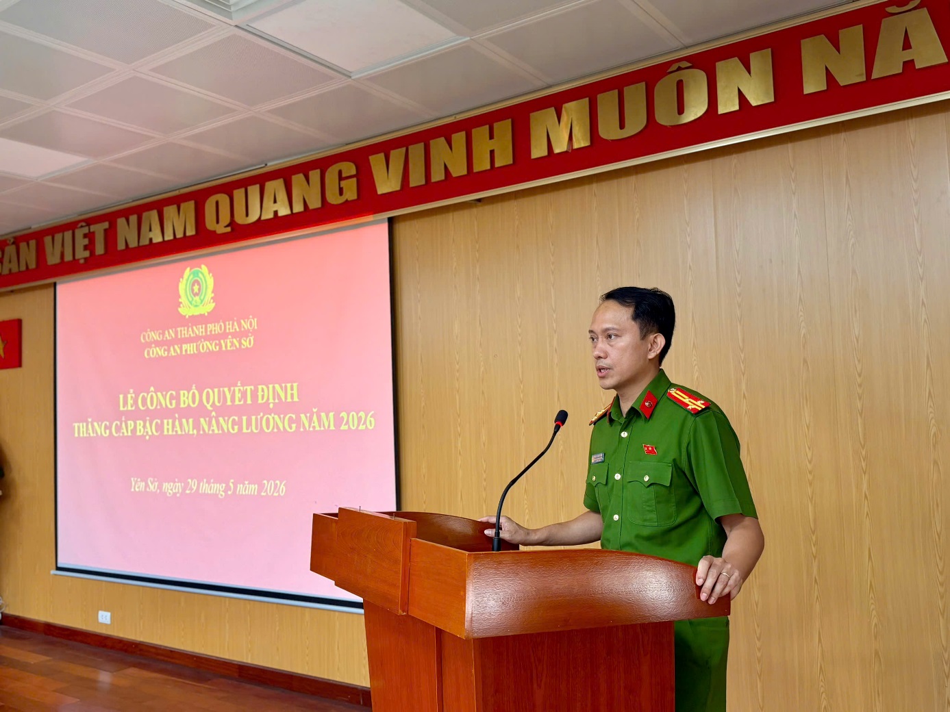 Công an phường Yên Sở tổ chức lễ công bố quyết định thăng cấp bậc hàm, nâng lương năm 2026 cho cán bộ, chiến sĩ- Ảnh 1.