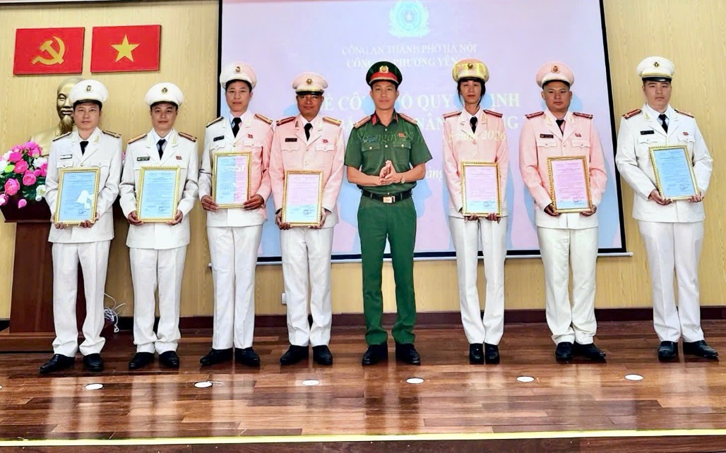 Công an phường Yên Sở tổ chức lễ công bố quyết định thăng cấp bậc hàm, nâng lương năm 2026 cho cán bộ, chiến sĩ
