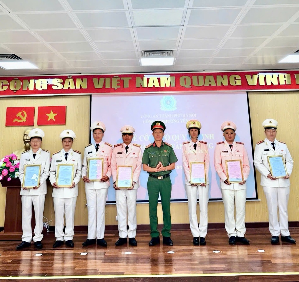 Công an phường Yên Sở tổ chức lễ công bố quyết định thăng cấp bậc hàm, nâng lương năm 2026 cho cán bộ, chiến sĩ- Ảnh 2.