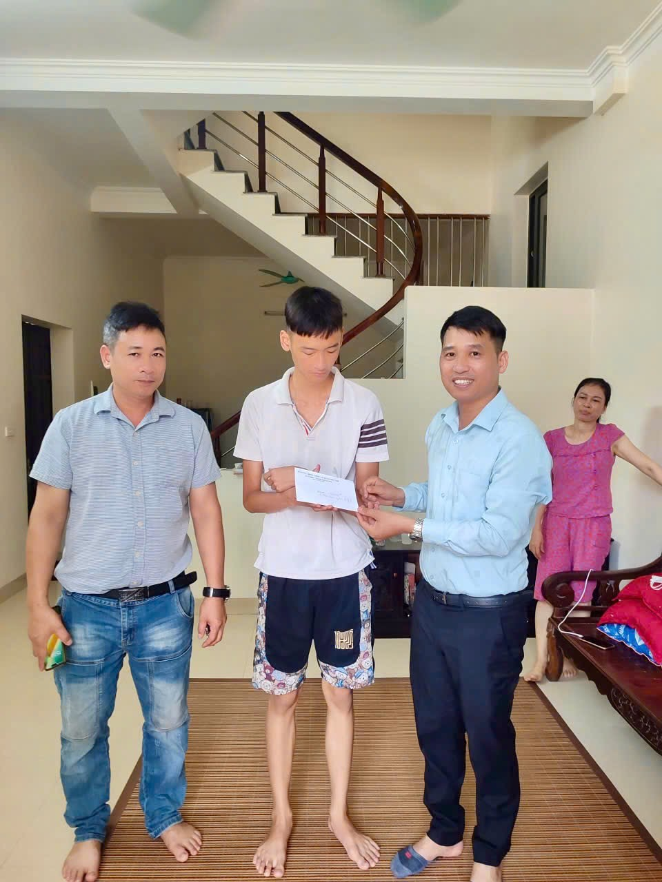 Xã Ô Diên trao 135 suất quà cho trẻ em có hoàn cảnh đặc biệt nhân tháng hành động vì trẻ em năm 2026- Ảnh 3.
