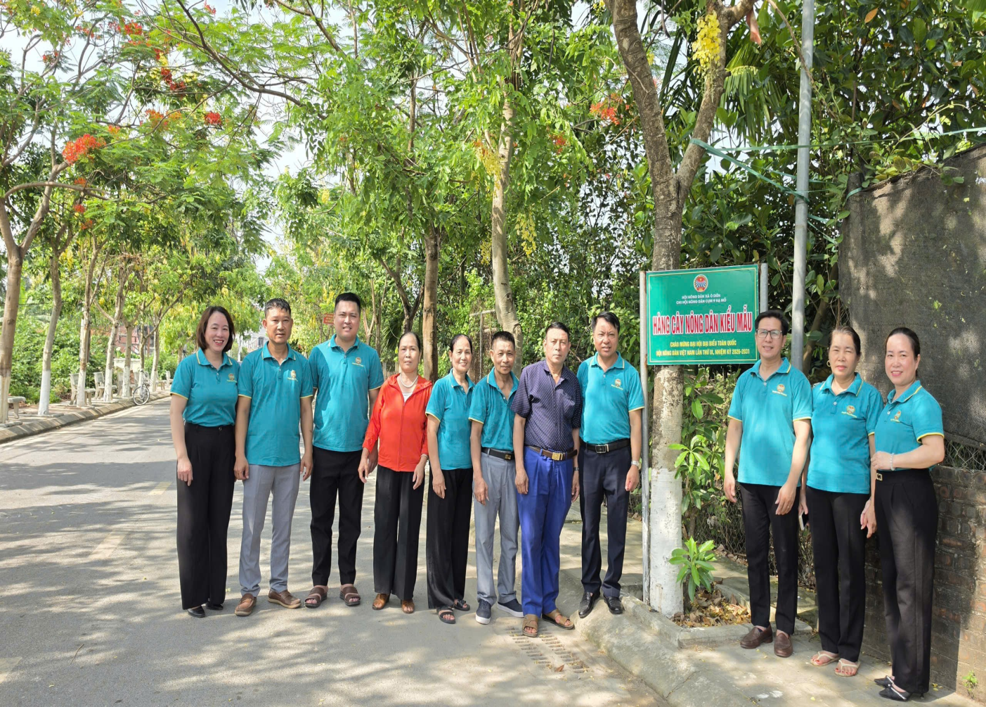 Hội Nông dân xã Ô Diên tổ chức gắn biển công trình “Hàng cây Nông dân kiểu mẫu” và mô hình sản xuất “nho hạ đen” trên địa bàn xã.- Ảnh 1.