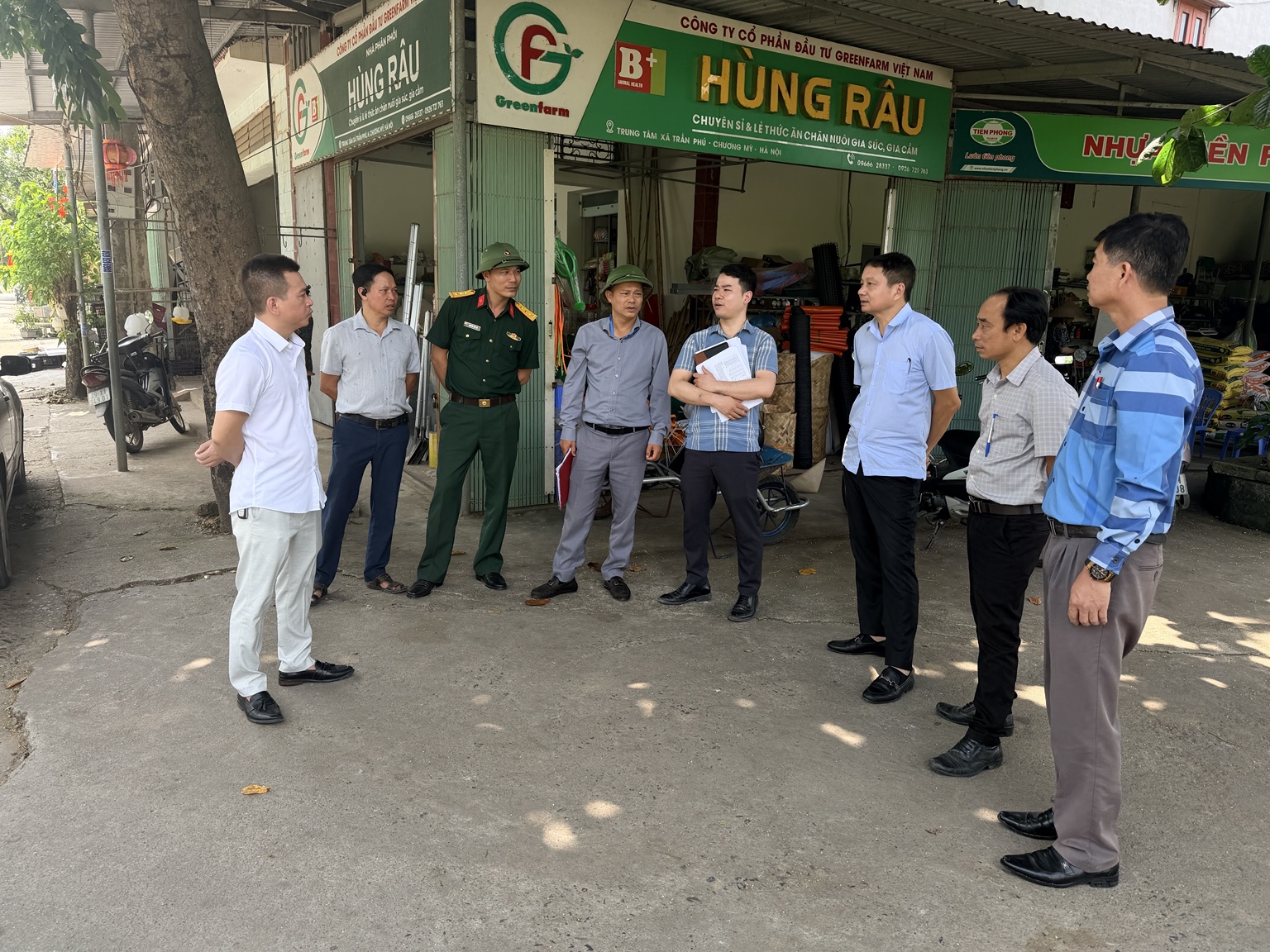 Đoàn công tác trao đổi, nắm bắt tình hình thực tế tại địa bàn dân cư.