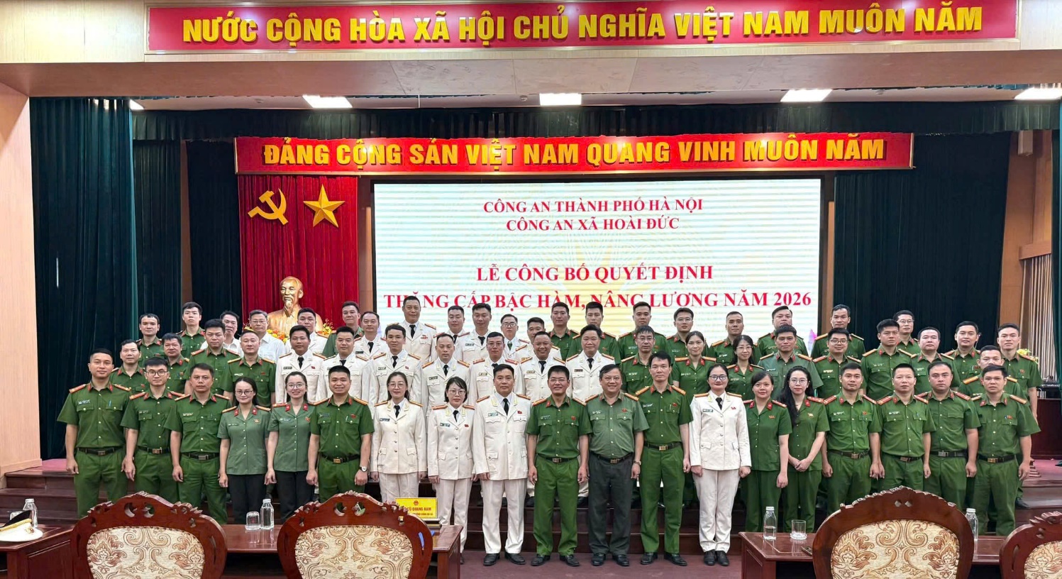 Công an xã Hoài Đức tổ chức lễ công bố thăng cấp bậc hàm, nâng lương năm 2026- Ảnh 1.